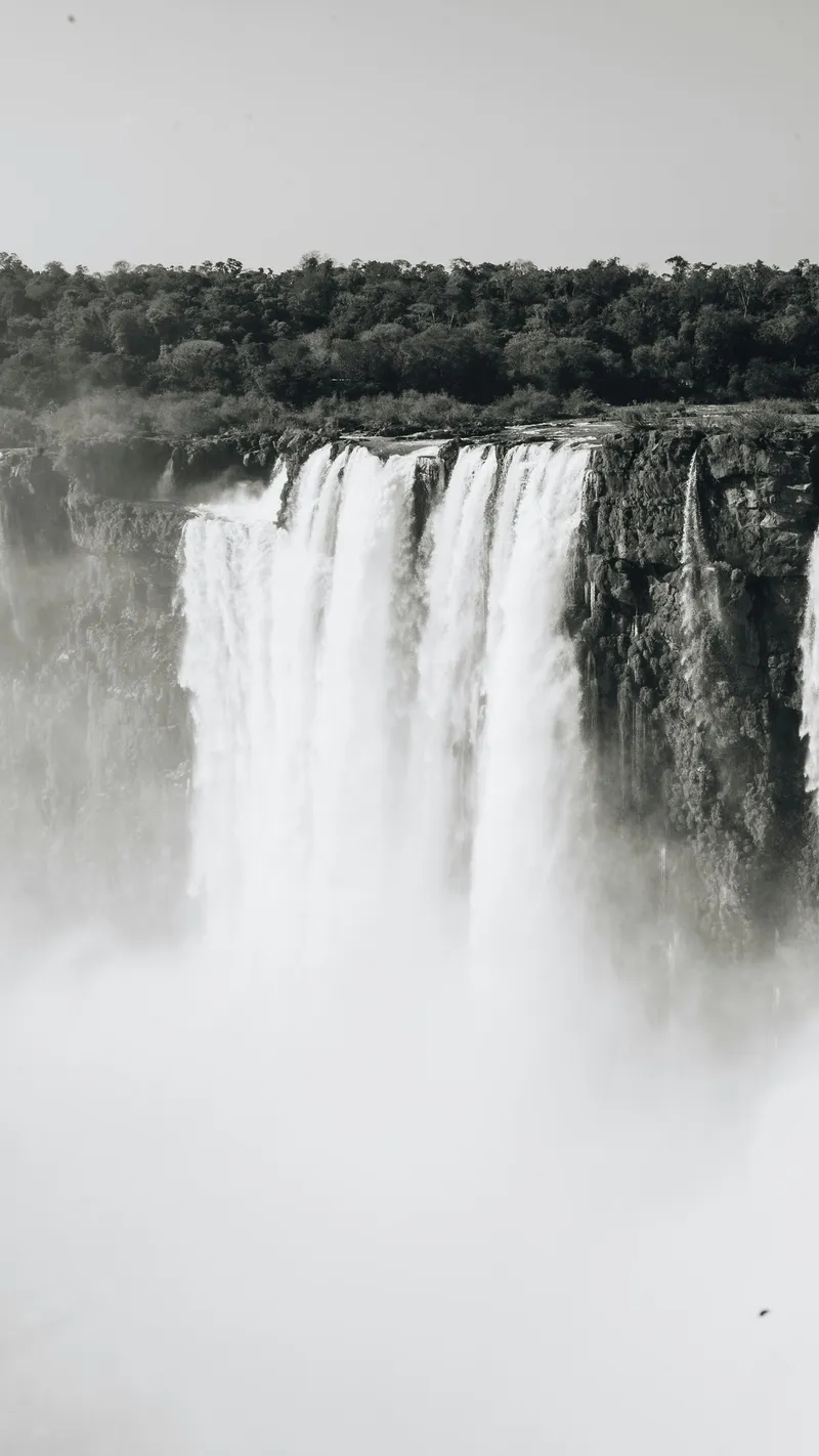 Iguazú Falls in black and white